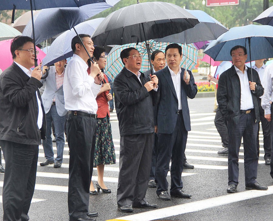 中央政治局常委、國務院總理李強（時任浙江省委副書記、省長）調研耀廈集團承建的西湖大道提升改造工程